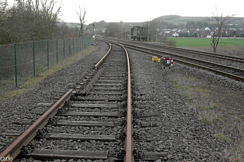Bahn 219.jpg - Vor dem Bahnhof Staudernheim mündet die Glantalbahn in die Nahetalbahn.